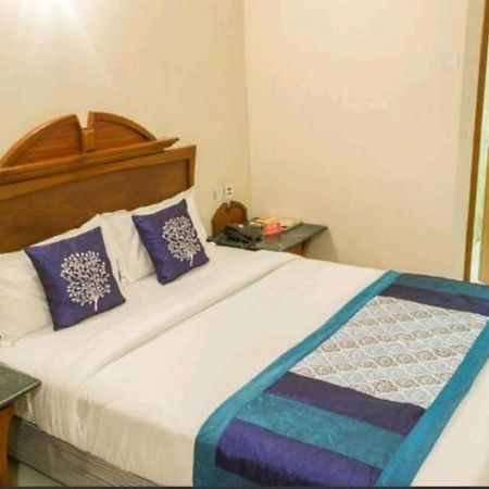 מומביי Strand Hotel, Colaba מראה חיצוני תמונה